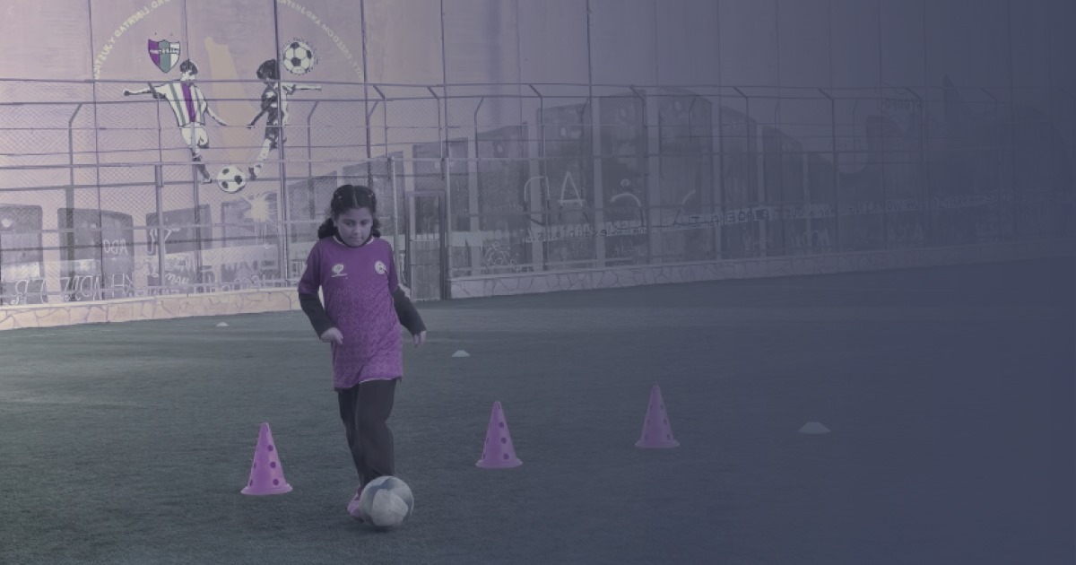هنا يلعب الفلسطينيون ضد الجدار